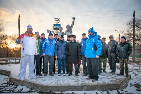 Олимпийский факел появился на спортивной базе поселка Лозовый