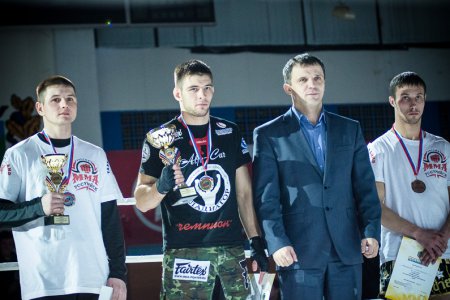Чемпионам Приморья по смешанному боевому единоборству (ММА) вручили награды