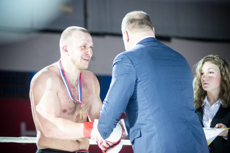 Чемпионам Приморья по смешанному боевому единоборству (ММА) вручили награды