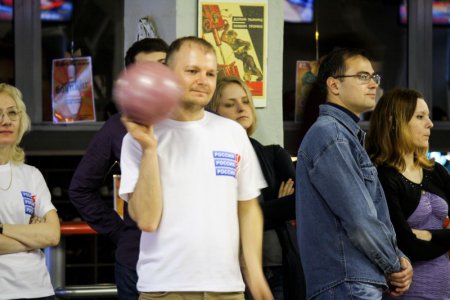 Команды СМИ сразились в дружеском турнире по боулингу
