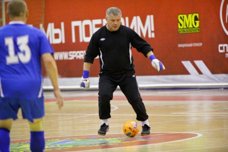 Ветераны из столицы Приморья победили в турнире по мини-футболу памяти Олега Бондаря