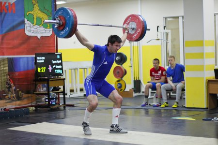 Тяжелоатлеты Дальнего Востока ставят личные рекорды на Спартакиаде молодежи