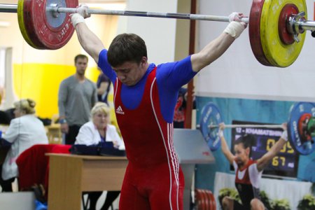 Тяжелоатлеты Дальнего Востока ставят личные рекорды на Спартакиаде молодежи