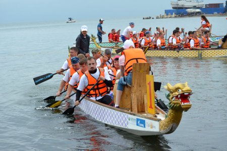 Более 700 гребцов отметили День молодежи в лодках-дракон