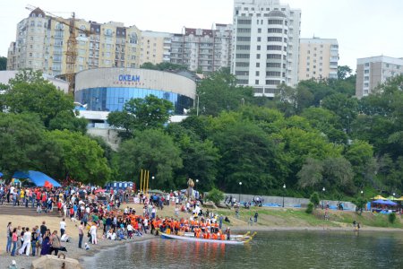 Более 700 гребцов отметили День молодежи в лодках-дракон