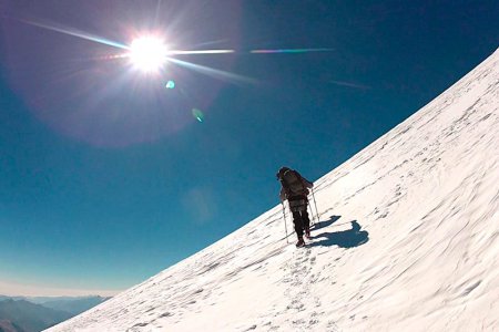Приморский спортсмен покорил высочайшую горную вершину России