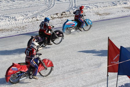 В этапах Кубка ДОСААФ России по ледовому спидвею выступили звезды мотоспорта
