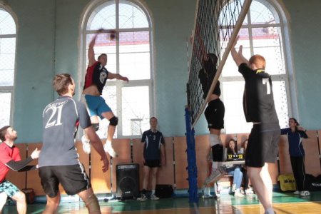 Приморские волейболисты сразились в турнире среди мужских команд