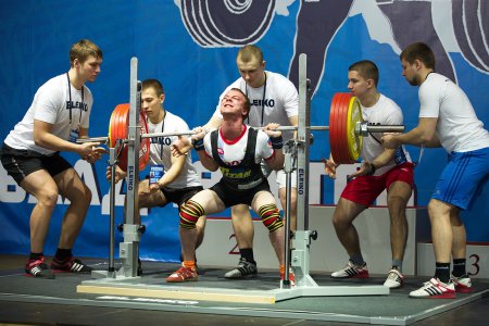 Во Владивостоке на чемпионате России по пауэрлифтингу бьют рекорды