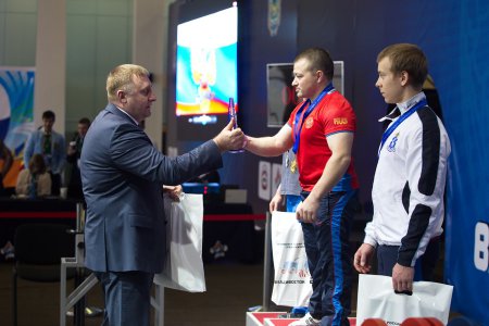 Во Владивостоке на чемпионате России по пауэрлифтингу бьют рекорды