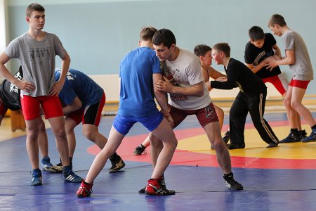 Александр Карелин открыл всероссийский турнир по вольной борьбе во Владивостоке
