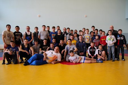 Александр Карелин открыл всероссийский турнир по вольной борьбе во Владивостоке