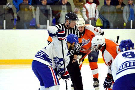 «Цунами» и «Торнадо» начали борьбу за титул чемпионов Владивостока по хоккею