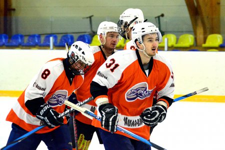 «Цунами» и «Торнадо» начали борьбу за титул чемпионов Владивостока по хоккею