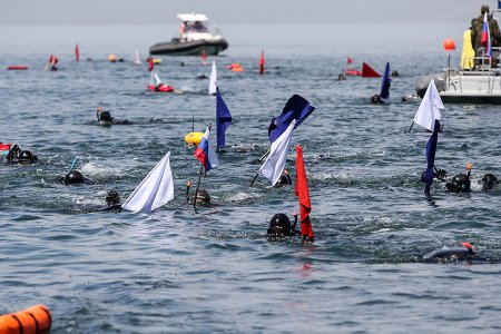 В честь Дня Победы во Владивостоке прошел массовый заплыв в открытой воде