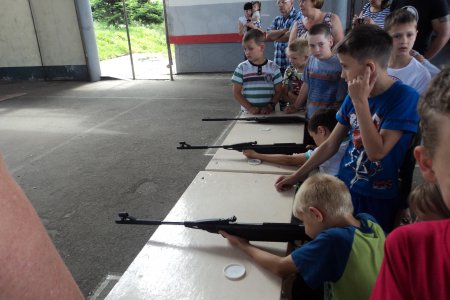 Воспитанники клуба «Тигр» соревнуются в стрельбе из пневматической винтовки