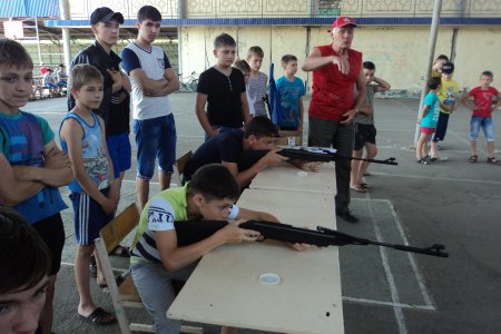 Воспитанники клуба «Тигр» соревнуются в стрельбе из пневматической винтовки