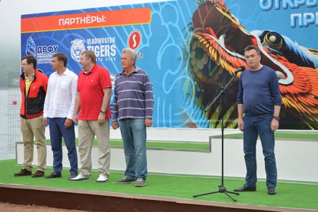 За Кубок губернатора Приморского края по гребле на «драконах» боролись 63 команды