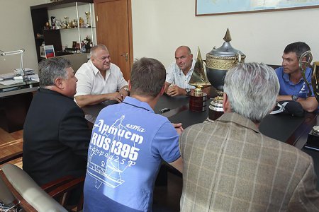 Глава администрации Находки поздравил экипаж яхты «Артист» с победой во Всероссийской регате