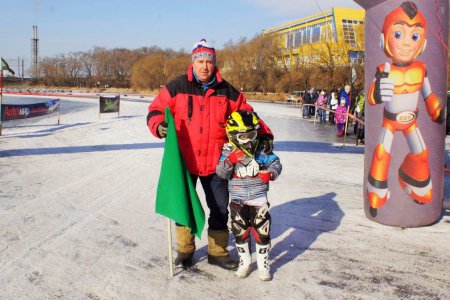 Приморские мотогонщики открыли сезон ледовых гонок