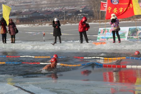 Приморские и китайские "моржи" состязались в зимнем плавнии
