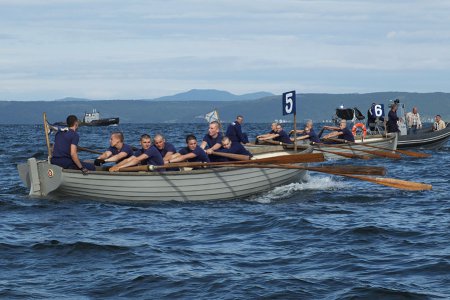 Гребцы на ялах поборются за Кубок командующего Тихоокеанским флотом