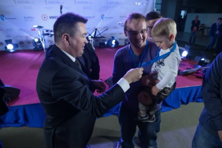 Губернатор Приморья наградил участников секции "Коммуникации в спорте" III Дальневосточного МедиаСаммита