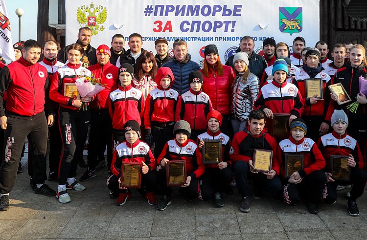 Олег Кожемяко наградил приморских спортсменов