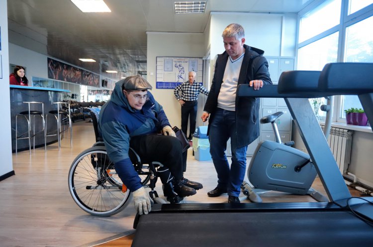 Новые тренажеры подарили спортивному клубу Артемовского общества инвалидов