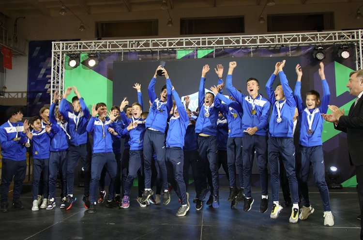 Команде КСШОР вручили кубок за победу в Дальневосточной юношеской футбольной лиге