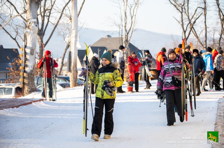 Сотни владивостокцев встретили Рождество на лыжах