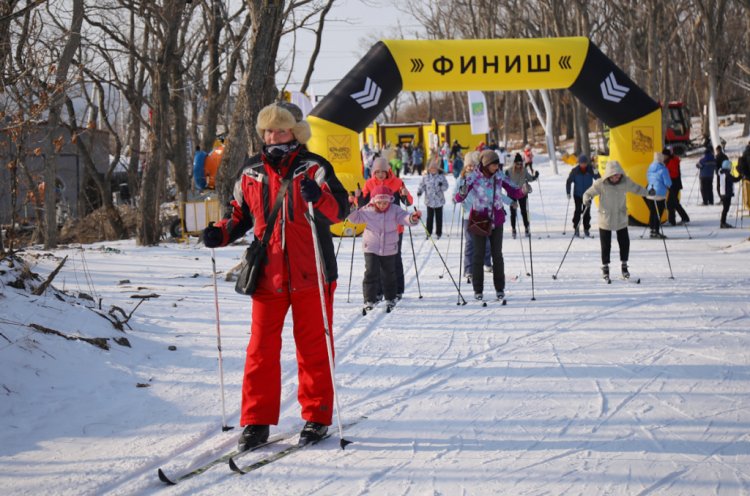 На «Русской лыжне» собрались сотни любителей лыжного спорта