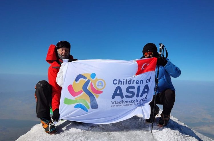 Флаг игр «Дети Азии» развернули на вершине горы Арарат