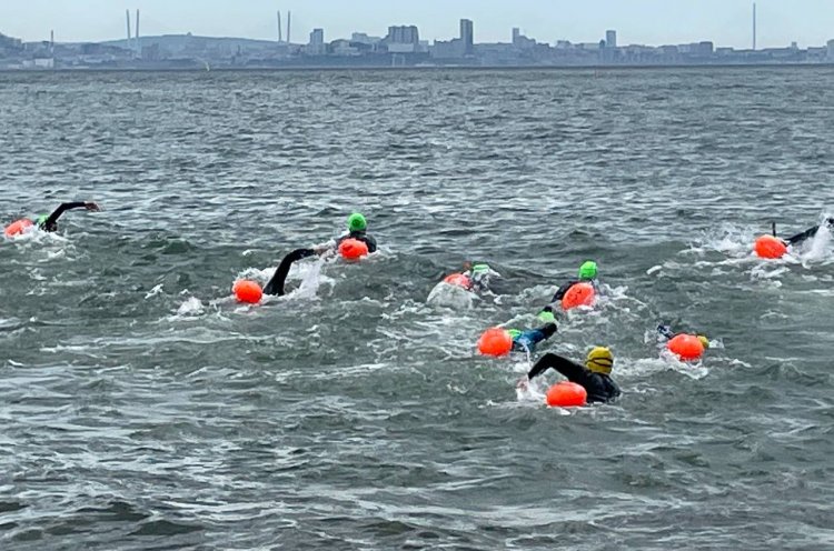 Участники марафонского заплыва преодолели Амурский залив в пятибалльный шторм
