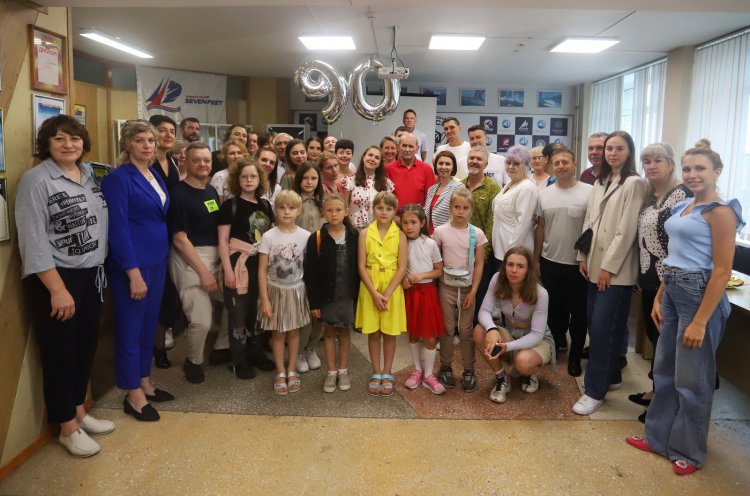 Во Владивостоке с 90-летним юбилеем поздравили патриарха приморского бадминтона
