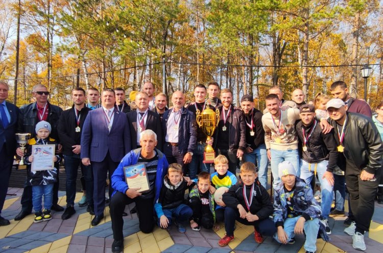 Футболистам «Дальнереченска» вручили Кубок за победу в чемпионате Приморского края