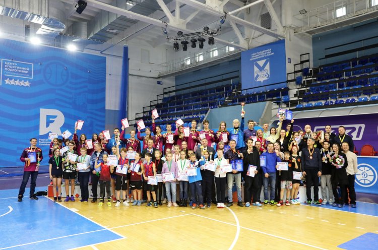 Победителей и призеров командных чемпионата и первенства края по бадминтону наградили в Приморье