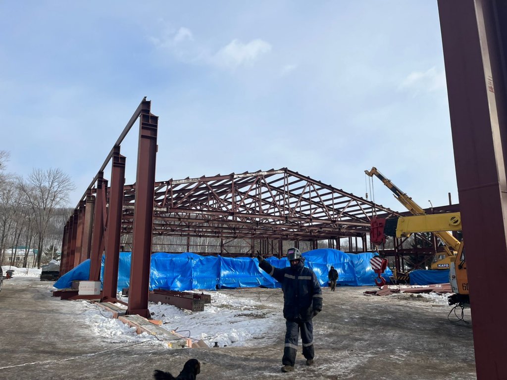 Фасад новой ледовой арены возводят строители в поселке Кавалерово