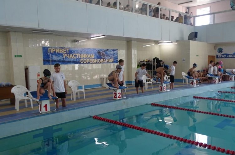 «Плавание для всех»: в приморском Партизанске бесплатно учат школьников плавать