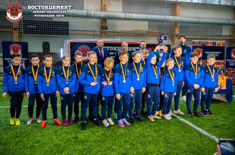 Победителей и призеров Зимней юношеской футбольной лиги наградили во Владивостоке