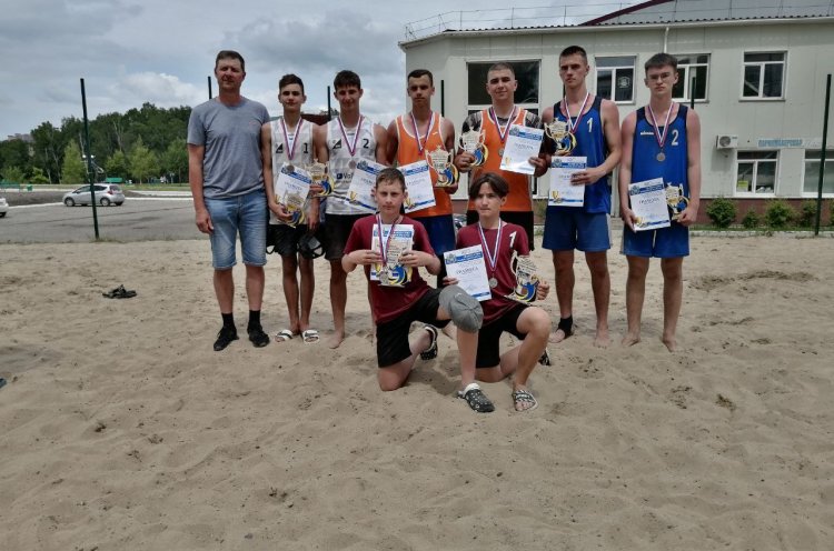 Свыше 100 команд приняло участие в краевых соревнованиях по пляжному волейболу