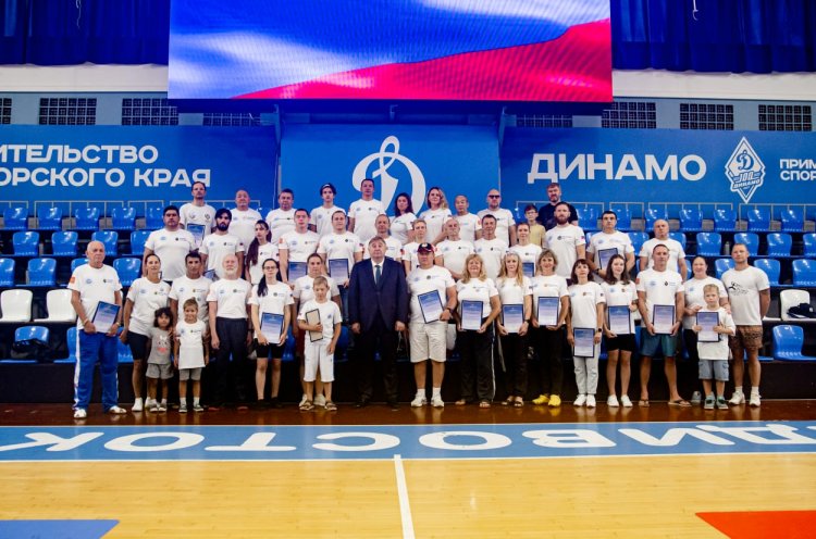 Во Владивостоке наградили участников рекордного эстафетного заплыва «Россия вперед»