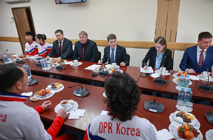 Губернатор Приморья встретился с делегацией спортсменов из КНДР